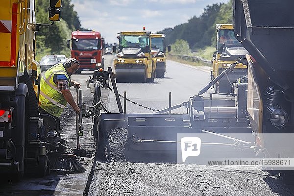 Road construction  asphalt pavers and road rollers use whisper asphalt  rehabilitation of the A3 motorway between the motorway junctions Kaiserberg and Breitscheid  Duisburg  North Rhine-Westphalia  Germany  Europe
