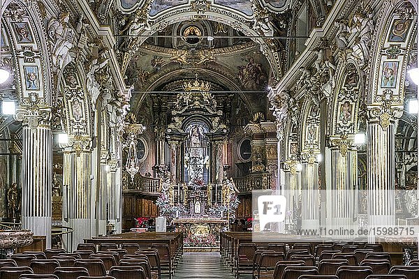 Die barocke Wallfahrtskirche Santuario Santa Maria del Monte mit der schwarzen Madonna auf dem Sacro Monte di Varese  UNESCO Weltkulturerbe  Santa Maria del Monte  Varese  Lombardei  Italien  Europa