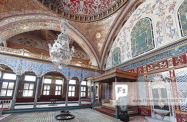 Halle des Herrschers mit goldenem Sofa Hünkâr Sofasõ Prunksaal im Topkapi Palast Istanbul Türkei Asien