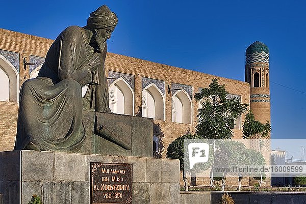 Die Bronzestatue von Muhammad Ibn Musa al-Khwarizmi  einem Mathematiker  dem die Entdeckung der Algebra zugeschrieben wird  Chiwa .
