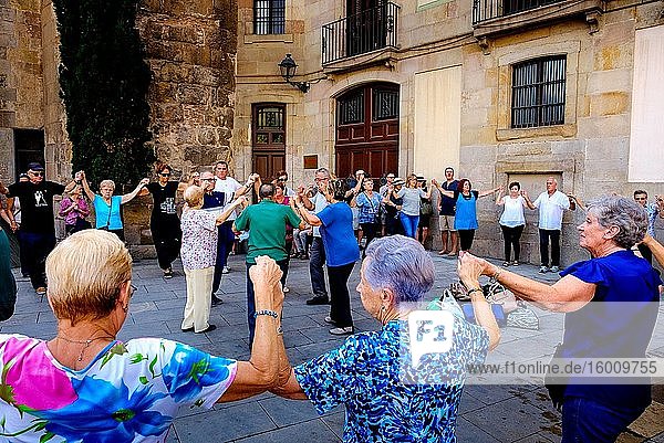 Katalanen tanzen die Sardana  einen traditionellen Tanz im Palau de la Generalitat de Catalunya nahe der Kathedrale von Barcelona  Katalonien  Spanien.