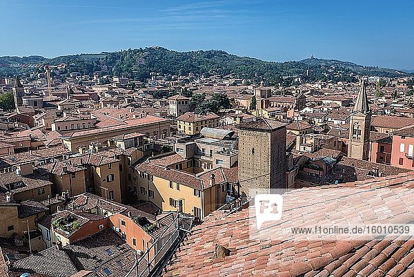 Bologna  Hauptstadt und größte Stadt der Region Emilia Romagna in Italien - Blick von der Basilika San Petronio mit Torre Galluzzi.