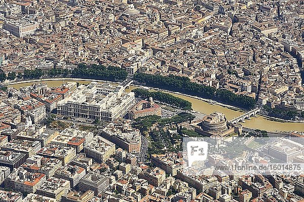 Luftaufnahme des historischen Zentrums aus dem Fenster eines Flugzeugs im Endanflug auf den Flughafen Fiumicino in Rom  Rom  Italien  Europa.