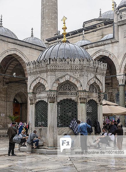 Men washing themselves at the cleaning fountain  washing ritual in front of the mosque  Yeni Cami  Fatih  Istanbul  Turkey  Asia