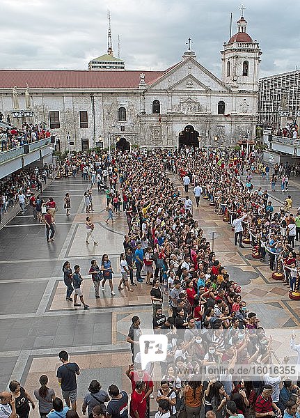 Menschenmenge mit Pilgern in Basilika  Pilgerzentrum der Basilica Minore del Santo Niño  Cebu City  Cebu  Central Visayas  Philippinen  Asien