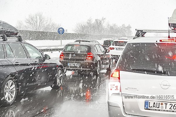 Stau  schlechtes Wetter  dichter Autoverkehr bei starkem Schneefall und Regen auf der Autobahn A8  bei München  Bayern  Deutschland  Europa