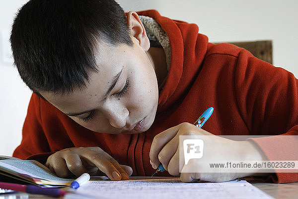 14-jähriger Schuljunge macht Hausaufgaben in Montrouge  Frankreich