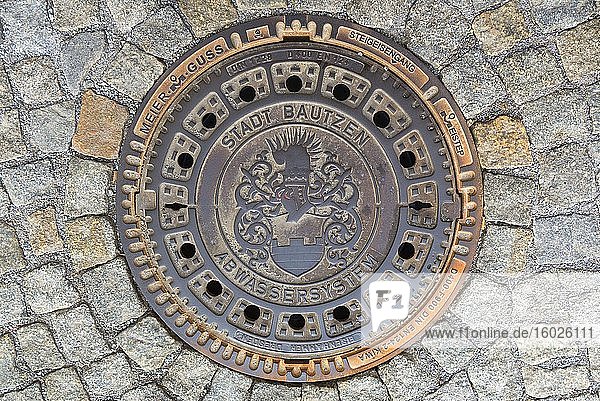 Kanaldeckel mit dem Wappen der Stadt Bautzen  Bautzen  Oberlausitz  Sachsen  Deutschland  Europa
