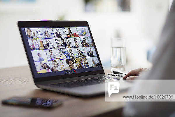 Videokonferenzen von Kollegen auf Laptop-Bildschirm