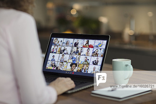 Videokonferenzen von Kollegen auf Laptop-Bildschirm