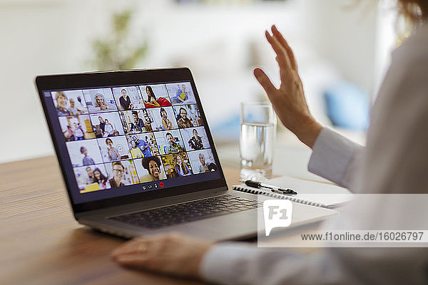 Videokonferenz mit Freunden auf Laptop-Bildschirm
