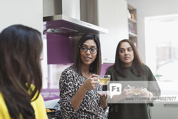 Indische Frauen trinken Tee in der Küche
