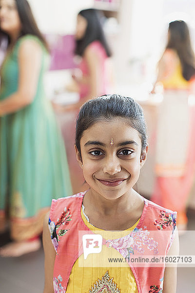 Porträt eines lächelnden indischen Mädchens in Sari und Fessel