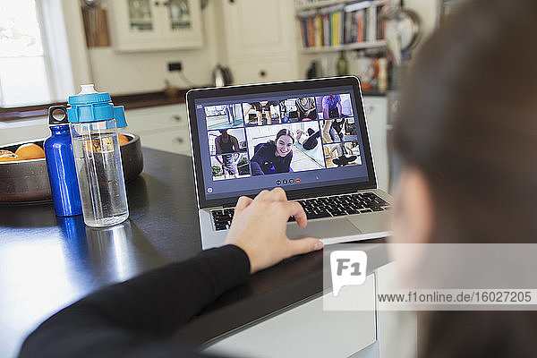 Frau nimmt am Online-Übungskurs am Laptop teil