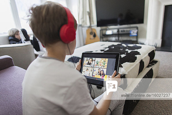Junge mit Kopfhörern und digitalem Tablet Heimunterricht