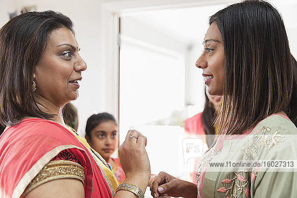 Indische Frauen in Saris im Gespräch