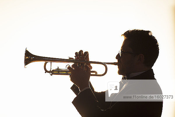 Silhouette eines Trompeters beim Auftritt