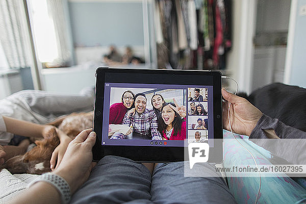 POV-Frau mit digitalem Tablet Video-Chat mit Freunden im Bett