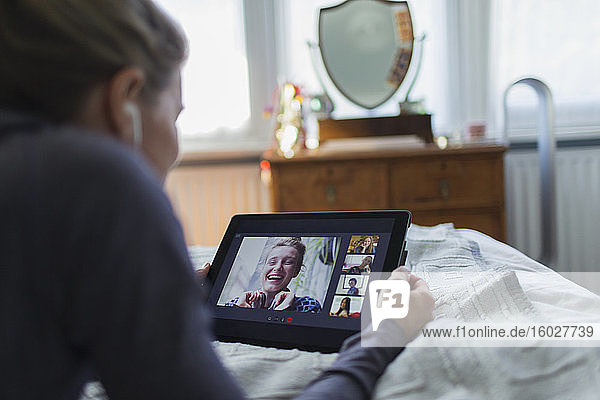 Frau mit digitalem Tablet Video-Chat auf dem Bett