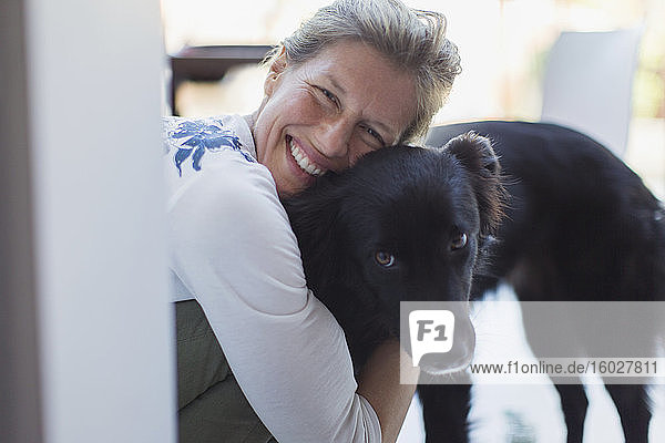 Porträt glückliche Frau umarmt Hund
