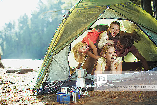 Verspielte Familie im Zelt