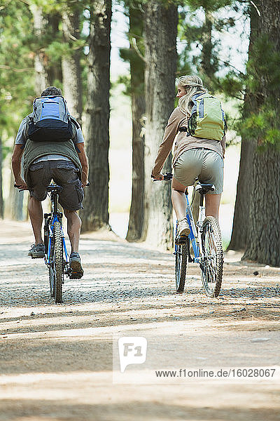 Paar Mountainbike mit Rucksäcken im Wald