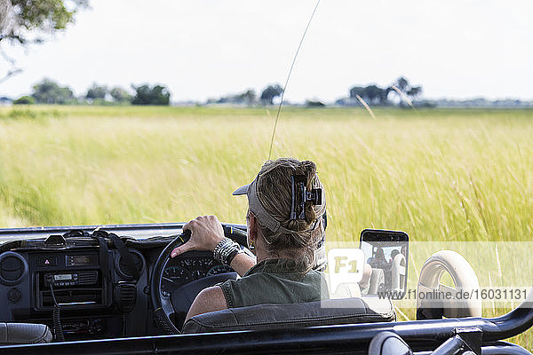 Erwachsene Frau am Steuer eines Safari-Fahrzeugs  Botswana