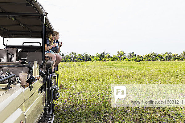 Dreizehnjähriges Mädchen auf Safari-Fahrzeug  Botswana