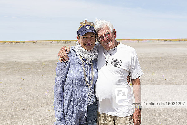 Erwachsene Frau und ihr älterer Vater  Kalahari-Wüste  Makgadikgadi-Salzpfannen  Botswana