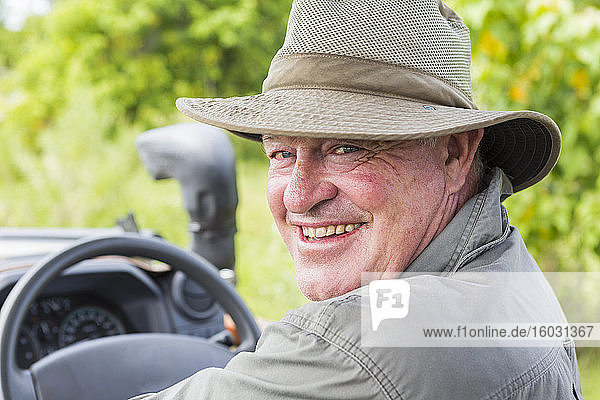 Porträt eines lächelnden Safari-Guides mit Buschhut