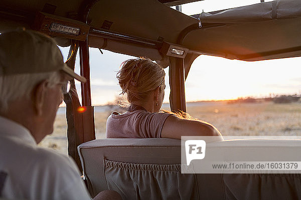 Familie im Safari-Fahrzeug  Kalahari-Wüste  Makgadikgadi-Salzpfannen  Botswana