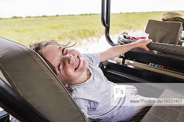 Sechsjähriger Junge im Safari-Fahrzeug  Botswana