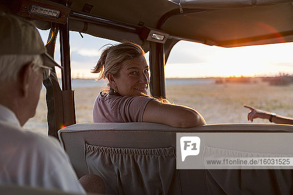 Familie im Safari-Fahrzeug  Kalahari-Wüste  Makgadikgadi-Salzpfannen  Botswana