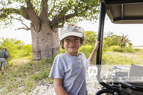 lächelnder sechsjähriger Junge   Baines Baobab  Botswana
