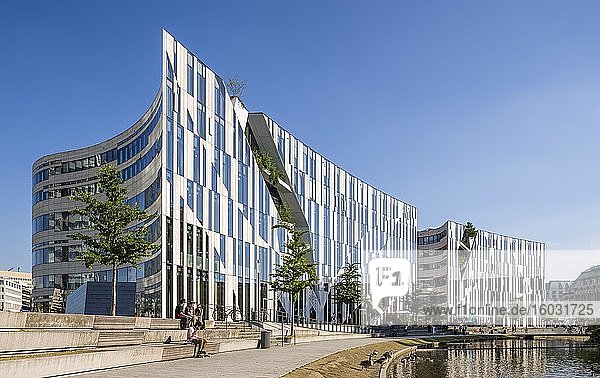 Kö-Bogen von Architekt Daniel Libeskind  Bürogebäude und Geschäfte  Düsseldorf  Nordrhein-Westfalen  Deutschland  Europa