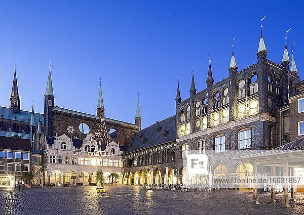Historisches Rathaus  Renaissance-Giebel  Langes Haus  Neues Gemach  Blaue Stunde  Markt  Lübeck  Schleswig-Holstein  Deutschland  Europa