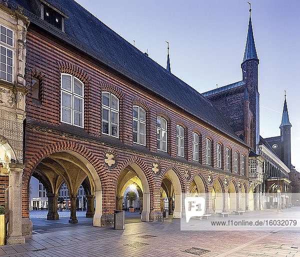 Historisches Rathaus  Langes Haus mit Arkadengang zwischen Markt und Breite Straße  Blaue Stunde  Lübeck  Schleswig-Holstein  Deutschland  Europa