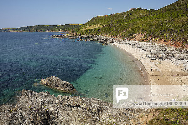 Klassische Küstenlinie von Devon  die Felsen  der Strand und das blaue Wasser der Mattiscombe Bay in der Nähe von Start Point an der Südküste von Devon  England  Vereinigtes Königreich  Europa