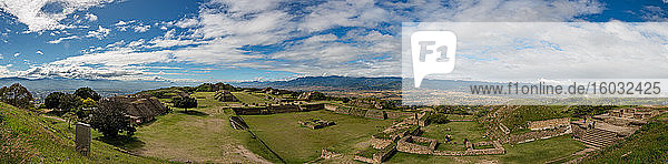 Panorama von Monte Alban  UNESCO-Weltkulturerbe  Oaxaca  Mexiko  Nordamerika