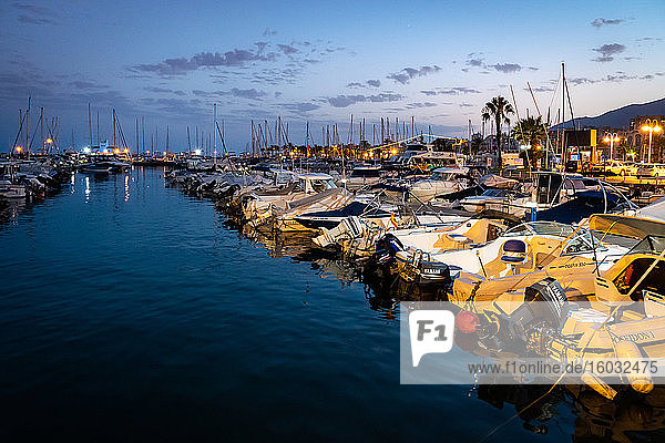 Boote zur blauen Stunde  Marina von Benalmadena Puerto zwischen den Badeorten Benalmadena und Torremolinos an der Costa Del Sol  Andalusien  Spanien  Europa