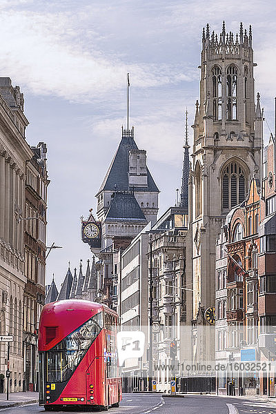 Londoner Bus auf der Fleet Street mit St. Dunstan in der Westkirche (rumänische Kirche St. Georg) und den Royal Courts of Justice  London  England  Vereinigtes Königreich  Europa