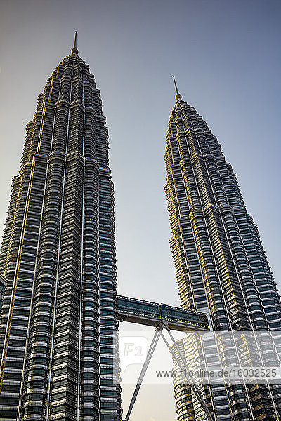 Die ikonischen Petronas-Zwillingstürme mit 88 Stockwerken  die durch eine von Cesar Pelli entworfene Skybridge verbunden sind  in der Hauptstadt Kuala Lumpur  Malaysia  Südostasien  Asien