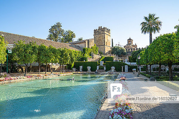 Löwenturm und ein Teich mit Springbrunnen in den Gärten des Alcazar de Los Reyes Cristianos  UNESCO-Weltkulturerbe  Córdoba  Andalusien  Spanien  Europa