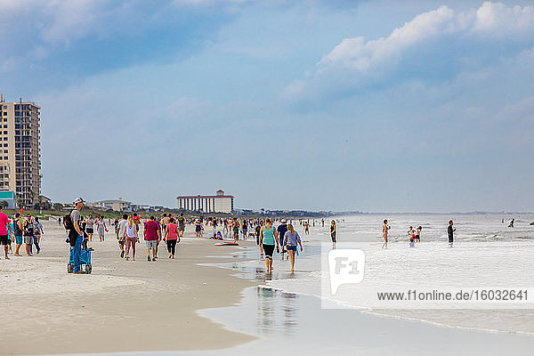 Menschenmassen strömen an den Strand von Jacksonville  nachdem er während der Covid-19-Pandemie wieder geöffnet wurde  Florida  Vereinigte Staaten von Amerika  Nordamerika