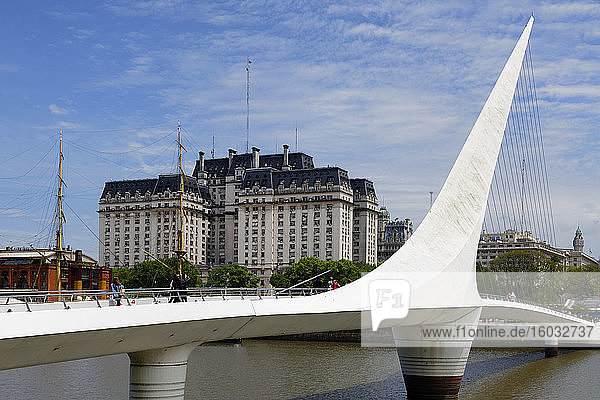 Drehbrücke für Frauen  Puente de la Mujer  dahinter das Gebäude des Verteidigungsministeriums (Libertador)  Buenos Aires  Argentinien  Südamerika