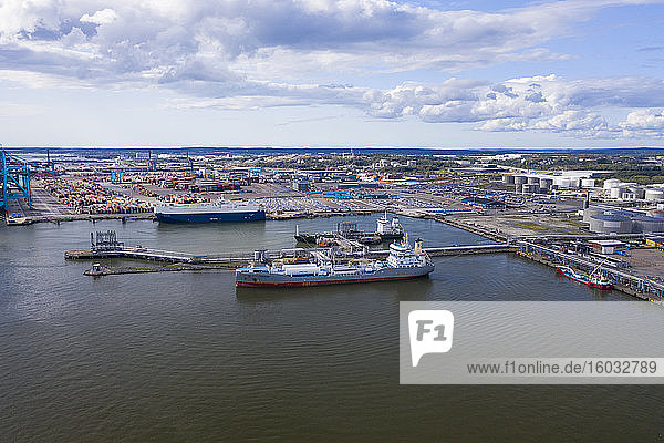 Luftaufnahme einer Drohne des Hafens durch Volvo-Fabrik und Museum  Göteborg  Schweden  Skandinavien  Europa