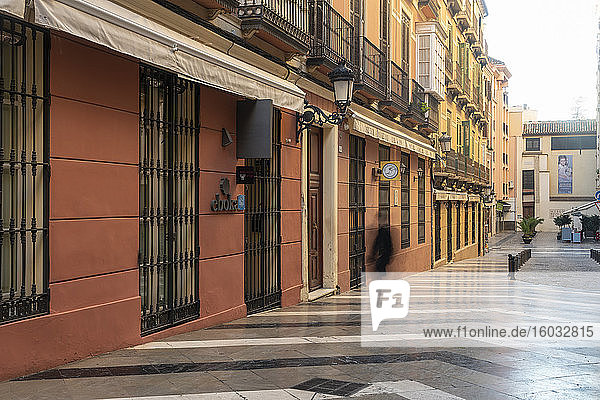 Alte Straße mit historischen Gebäuden im Zentrum von Málaga  Andalusien  Spanien  Europa