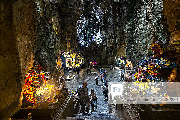 Soldatenstatuen vor dem Eingang zu einer Höhle im Marmorgebirge  Da Nang  Vietnam  Indochina  Südostasien  Asien