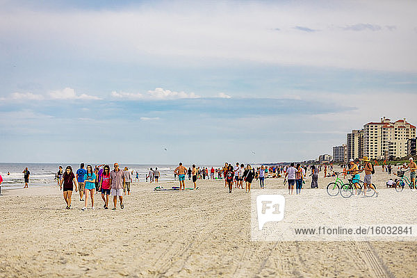 Überfüllter Strand von Jacksonville während der Covid-19-Pandemie  Florida  Vereinigte Staaten von Amerika  Nordamerika