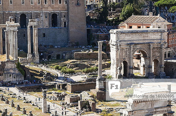 Säule von Phokas  Septimius-Severus-Bogen  Römisches Forum  vom Palatinhügel aus gesehen  UNESCO-Weltkulturerbe  Rom  Latium  Italien  Europa
